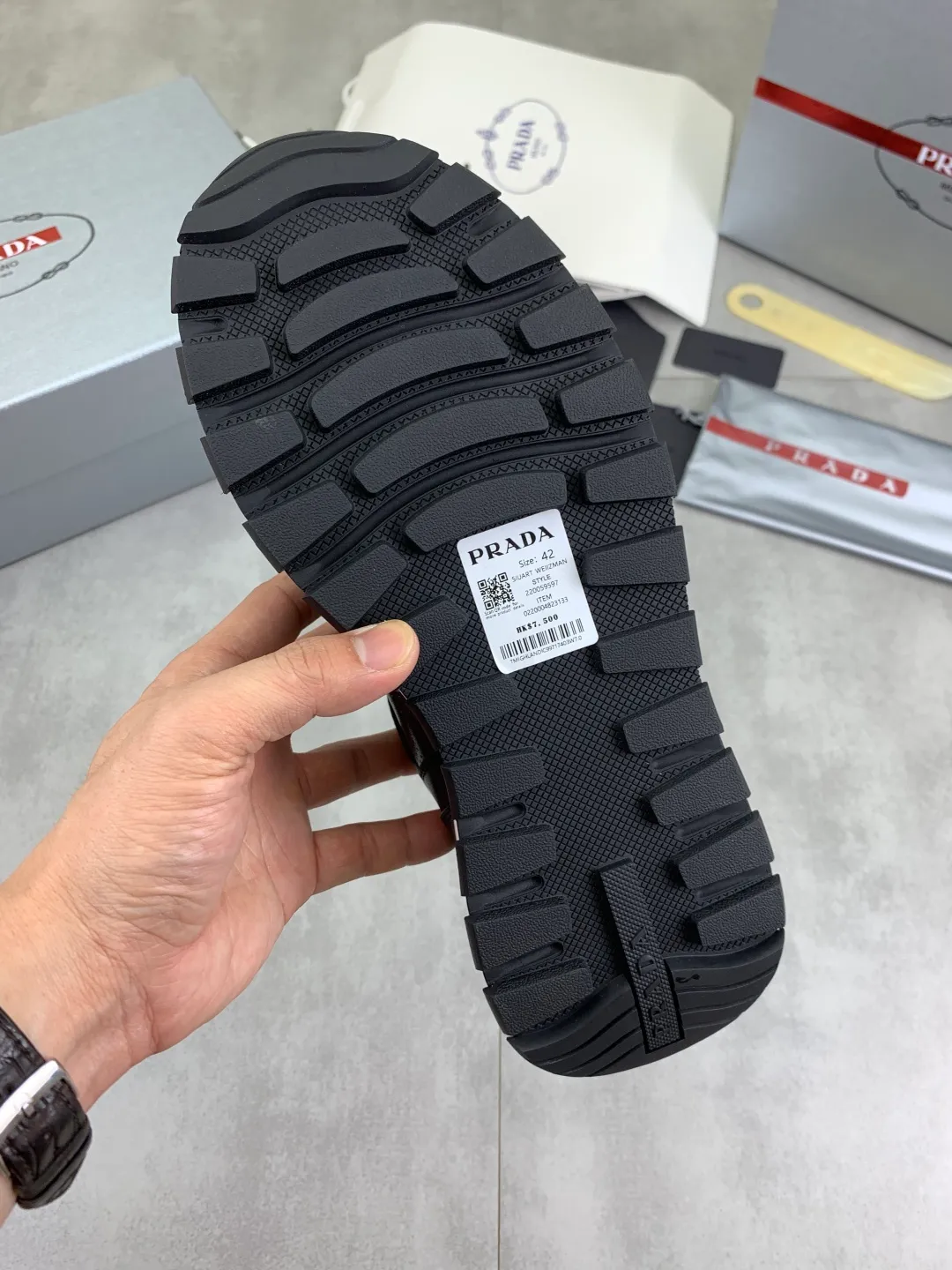 Men's shoes 💰P580💰 [New style] High version official website popular models are on the market, 🆘 Trendy brand (Prada) mainly promotes popular models, avant-garde and versatile fashion men's shoes private version mold opening, cowhide surface splicing 1:1.. Fashionable and simple, original imported cowhide lining cowhide feet; the atmosphere and personality are more fashionable, eye-catching and pursuing class. It will subvert the old idea and be a must-have for fashion trendsetters with you! Must keep it for yourself! Tall and comfortable, large and low, high-end quality workmanship. Size: 38-45; 5️⃣ colors available.